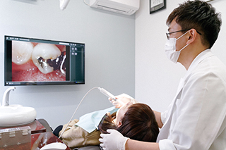 中央区篠原町・おおすぎファミリー歯科・各チェアに説明用モニター&ペン型口腔内カメラで「見える説明」